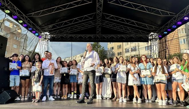 Primăria Năvodari a premiat elevii din localitate pentru rezultate bune la învăţătură