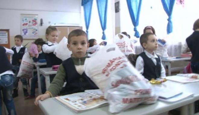 Ajutoarele  lui Moș Nicolae  au poposit la Primăria Năvodari - navodaricadouricopiinavodari-1417700889.jpg