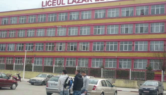 UPDATE / FRAUDĂ LA BAC, în NĂVODARI! O clasă întreagă ELIMINATĂ după ce CAMERELE video au surprins TOT! - navodarilazaredeleanu1332777123-1377759328.jpg