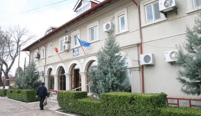 Cine vrea la conducerea Primăriei Năvodari - navodariprimariasediu557-1331832981.jpg