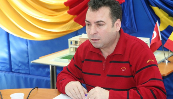 Ce trebuie să faci pentru a juca un meci de tenis cu primarul Nicolae Matei - navodarnicolaematei102-1310071854.jpg