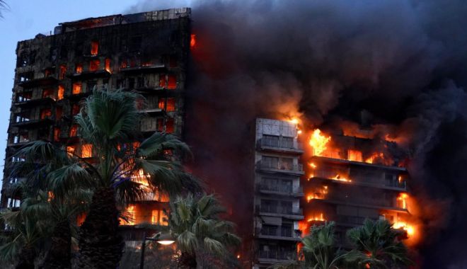 Situaţie critică la Valencia. Patru morți și 19 dispăruți în urma unui incendiu uriaș, pe care pompierii nu reușesc să-l stingă