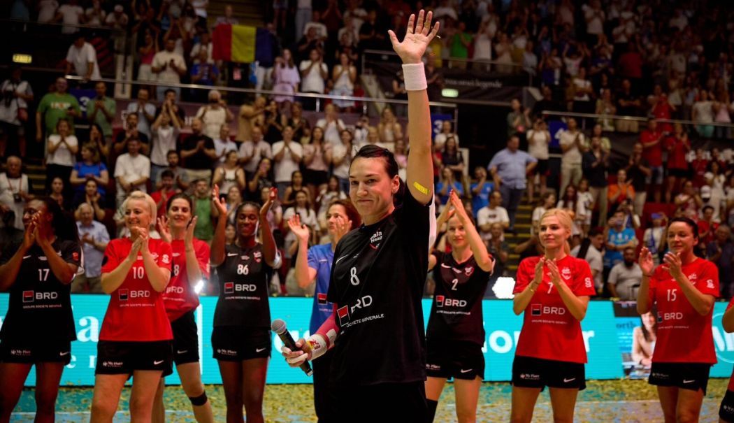 Cristina Neagu, emoţionată la meciul său de retragere din handbal - neagu-retragere-1749463859.jpg