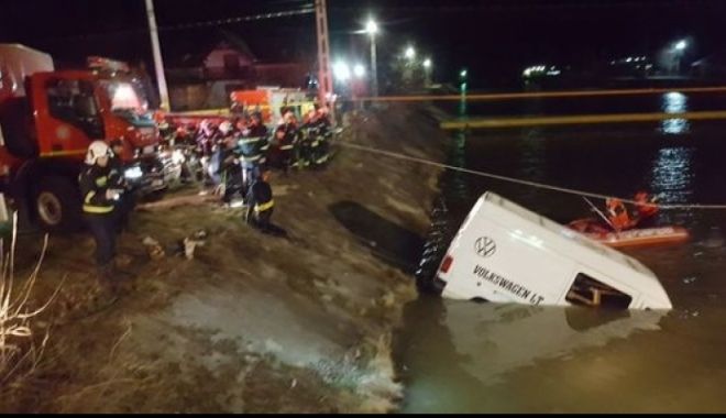 GRAV ACCIDENT! Plan roșu de intervenție! Nouă persoane au murit, după ce un microbuz a căzut în râul Bistrița - neamtpompiei68955900-1522910058.jpg