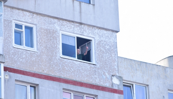 Un bloc întreg din Constanța, terorizat  de un bărbat! Poliția: 