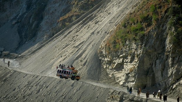 Grav accident de autobuz. 24 MORȚI! - neelum04048300-1474731472.jpg