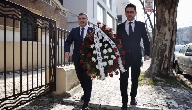 Senatorul Remus Negoi a depus o coroană de flori în faţa Institutului Cultural Român - negoi-coroana-1678202012.jpg