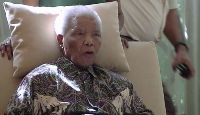 Nelson Mandela nu poate vorbi, dar comunică prin semne - nelsonmandela-1384696801.jpg