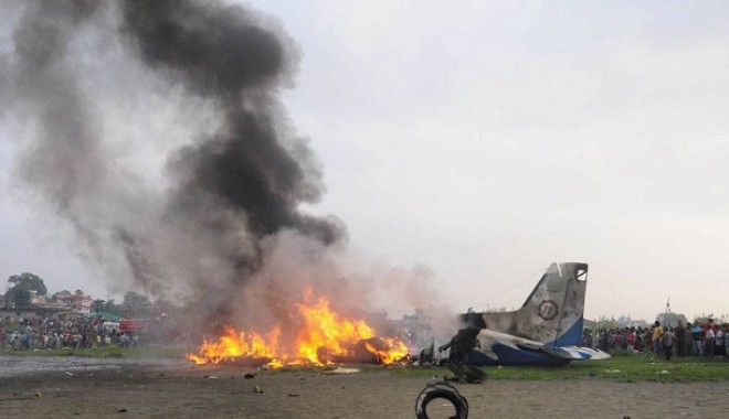 Un avion cu 18 persoane la bord s-a prăbușit - nepalplanecrashed-1392562019.jpg