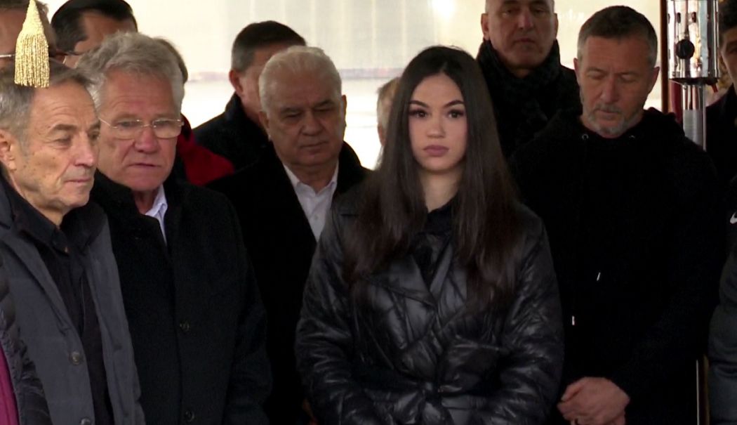 Clipe emoţionante la înmormântarea lui Emeric Ienei. Ce a făcut nepoata fostului antrenor