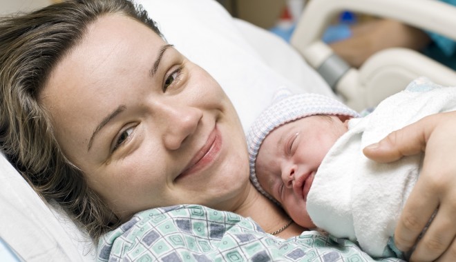 Mai puține nașteri premature după interzicerea fumatului în public - newborn-1361098464.jpg
