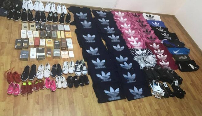 Depistați de jandarmi în timp ce comercializau produse 