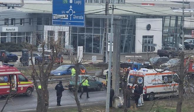 Doi muncitori care făceau reparaţii la un drum, răniţi de o şoferiţă de 86 de ani care conducea un autoturism Tico