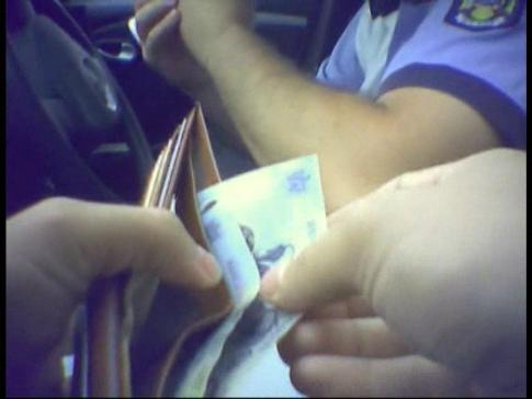 Un polițist a refuzat o mită de 500 de lei - news2010101511075006516085515-1346668929.jpg