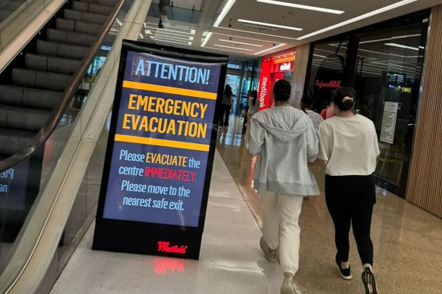 UPDATE. Sute de oameni evacuaţi din mall, după ce mai multe persoane au fost înjunghiate - newspresscollagefety3qofo1712991-1712993977.jpg