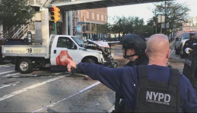GALERIE FOTO / ATAC SÂNGEROS la New York. Un bărbat a intrat cu camionul în trecători: 8 morți și numeroși răniți - newyork333617100-1509489481.jpg