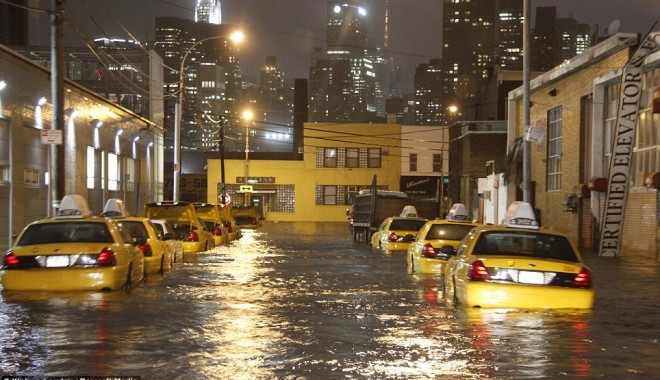 Galerie foto/ Imagini incredibile din New York-ul lovit de uraganul Sandy - newyork5-1351600428.jpg