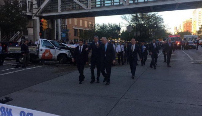 GALERIE FOTO / ATAC SÂNGEROS la New York. Un bărbat a intrat cu camionul în trecători: 8 morți și numeroși răniți - newyork935531700-1509489459.jpg