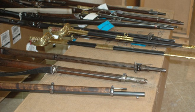 PERCHEZIȚII la Constanța. Polițiștii caută monede și arme antice - nf1511-1392742627.jpg