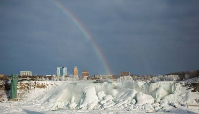 IMAGINI INCREDIBILE! Cascada Niagara a înghețat - nia9-1424350486.jpg