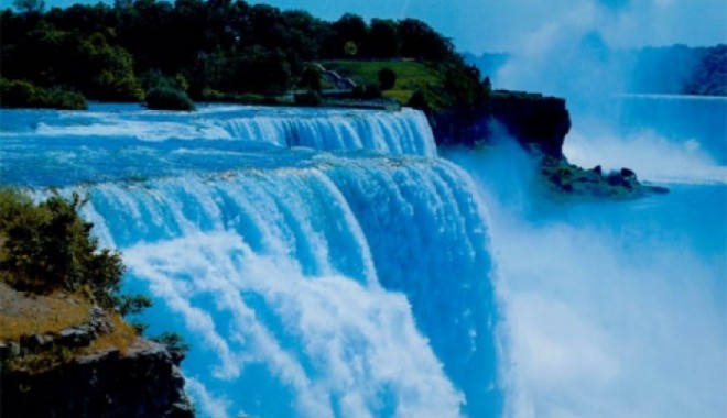 Cascada Niagara, iluminată în albastru cu ocazia nașterii copilului regal - niagara-1374562336.jpg