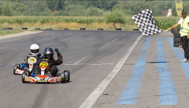 Nicio etapă fără emoții în Campionatul Național de karting! Frații Onoaie, curse excelente - nicioetapa-1475598308.jpg