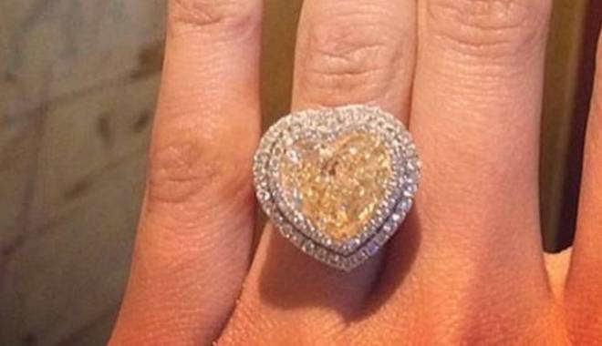 Când toți divorțează, ea se mărită! - nickiminajengagementringfefd0440-1429185162.jpg