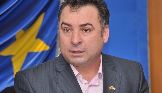 Matei oferă rechizite școlare pentru peste 5.000 de elevi din Năvodari - nicolaematei1328820415-1347485067.jpg