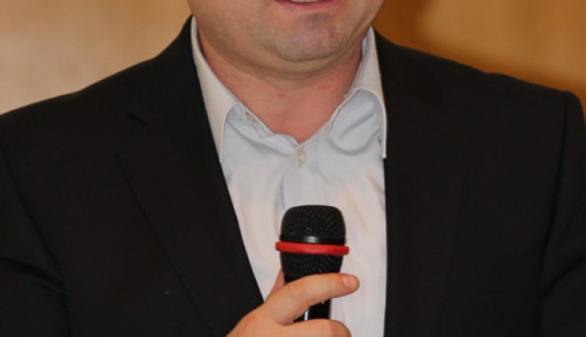 Persoanele văduve din Năvodari, ajutate de primarul Matei - nicolaematei2-1338922830.jpg