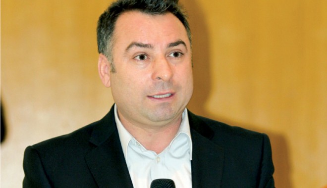Matei oferă rechizite școlare pentru 5.000 de elevi - nicolaematei21345664964134632782-1347451751.jpg