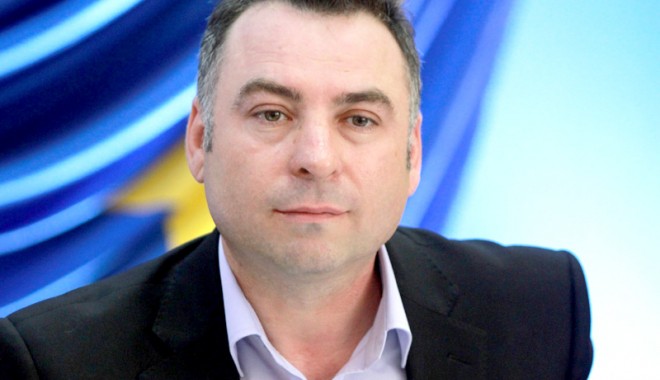 Primarul Nicolae Matei oferă rechizite tuturor elevilor din oraș - nicolaematei7-1379262972.jpg