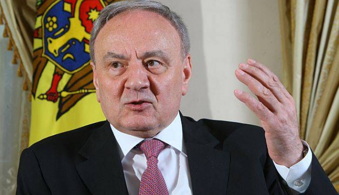 Președintele Republicii Moldova, Nicolae Timofti, l-a decorat pe ambasadorul României, Daniel Ioniță - nicolaetimofti-1482340008.jpg