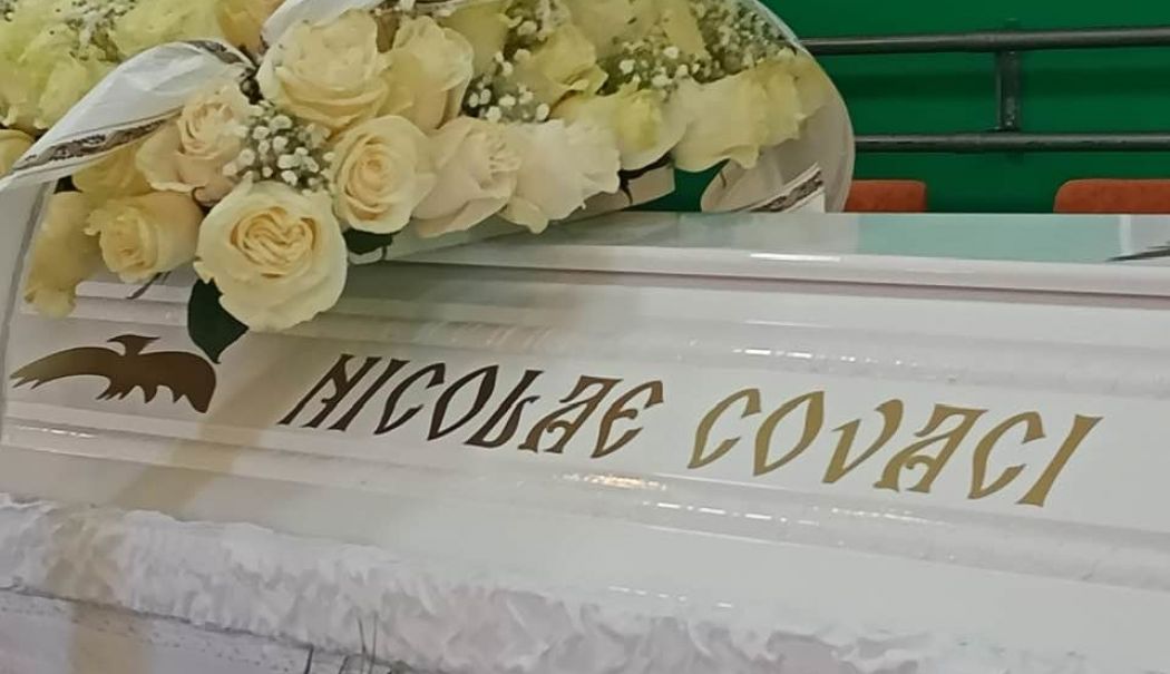 Nicu Covaci a fost înmormântat la Cimitirul Eroilor din Timişoara. Slujba oficiată de Mitropolitul Banatului