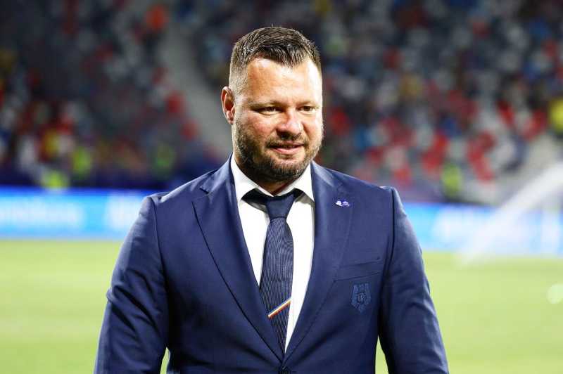 Marius Niculae: „Tricourile din colecția lui Mircea Lucescu sunt pline de istorie” - niculae-lucescu-1776248074.webp