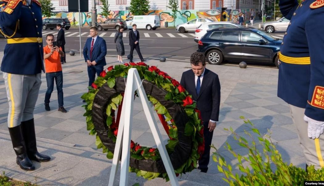 Nicuşor Dan a depus coroane de flori în memoria victimelor Mineriadei din 1990 - nicusor-1749800907.jpg