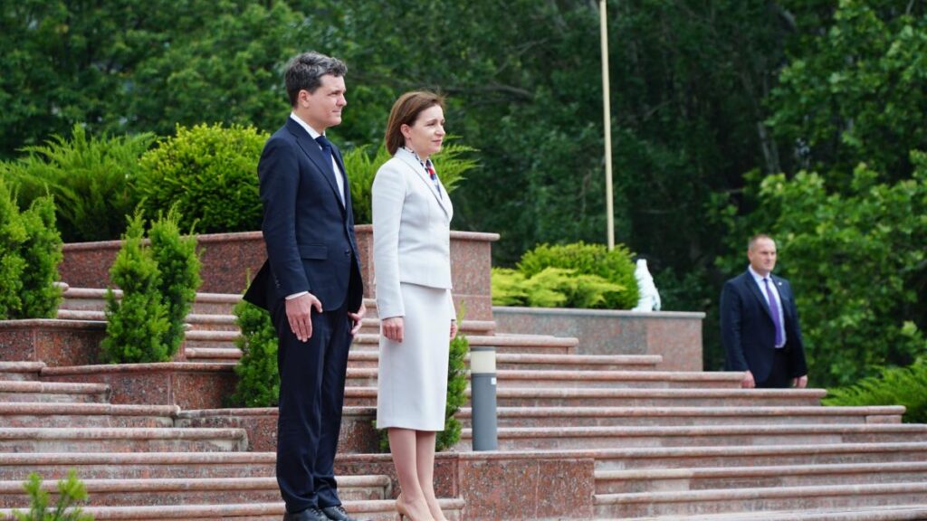 Maia Sandu vine la Bucureşti. Participă la ceremonia de sfințire a Catedralei Naţionale - nicusordanmaiasandu1024x576-1761388079.jpeg