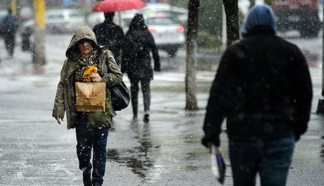 Se schimbă vremea. Un val de ninsori şi frig loveşte România - ninge-1638784015.jpg