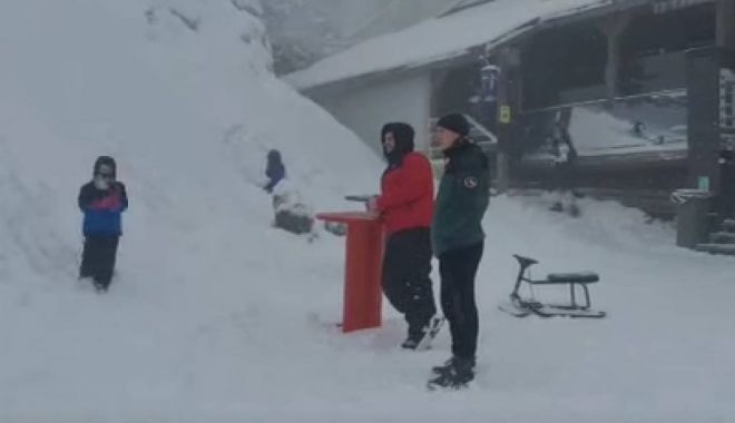 Ninge la munte! Imagini cu iarna apărută la sfârșitul vacanței. În Vârful Postăvarul s-a așternut zăpada - ninge-1673449951.jpg