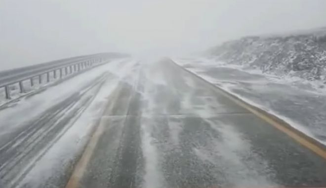 A nins puternic pe Transalpina, cea mai înaltă șosea din România - ninsoare-1683966977.jpg