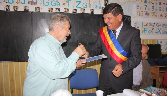 Fostul senator Gheorghe Dumitrașcu a primit titlul de cetățean de onoare al satului Nisipari - nisipari49ziar-1368361286.jpg
