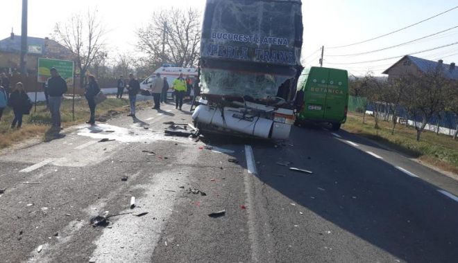 Accident grav, cu un autocar, două autocamioane și un autoturism - njkwyje0zmy0zjrjmjrjn2zkmmqzmmzk-1541864797.jpg