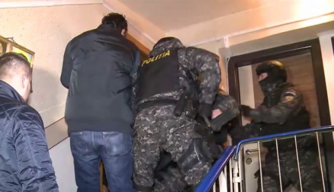 Clipe de groază pentru un bărbat călcat de mascați. ”Vreo trei erau cu mitralierele deasupra capului meu”