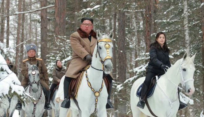Noi fotografii enigmatice cu Kim Jong Un călărind un cal alb - noi-1575511363.jpg