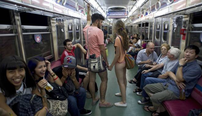 Prima dată în România! Fără pantaloni, în mijloacele de transport - nopantssubwayride22-1420626890.jpg