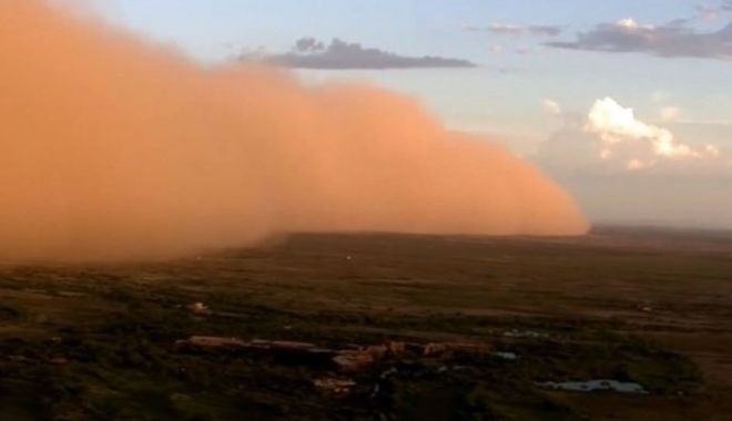 Imagini spectaculoase: Un nor de nisip gigantic a înghiţit mai multe localităţi - nor-1662309290.webp