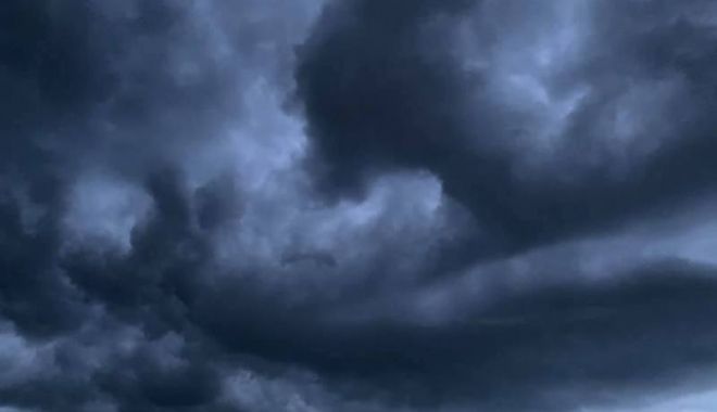 Un ciclon traversează România! Meteorologii anunță ploi şi vreme rece - norifurtuna3-1699444638.jpg