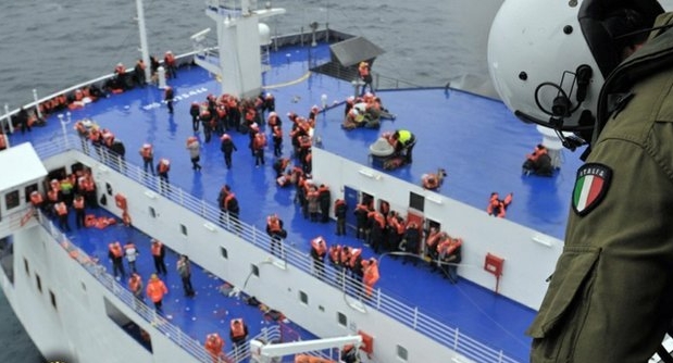 Pasagerii de pe feribotul Norman Atlantic care au sărit în mare, mușcați de rechini - normanatlantic-1421152047.jpg