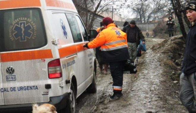 Tragedie! Un bărbat de 51 de ani a murit după ce ambulanța a rămas împotmolită în noroi - noroi-1558777271.jpg