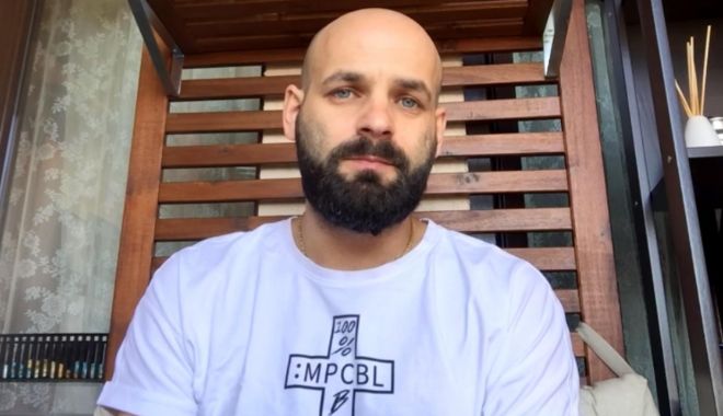 Sicriul cu trupul neînsuflețit al artistului Nosfe a fost depus la biserică. Colegii i-au adus un ultim omagiu
