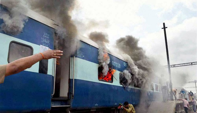 Nouă morți în incendiul unui tren în apropiere de Bombay - noua-1389188831.jpg